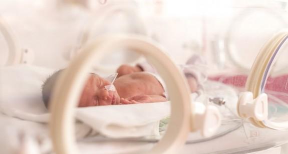 Inkubator dla dzieci przedwcześnie urodzonych. Jakie funkcje spełnia?