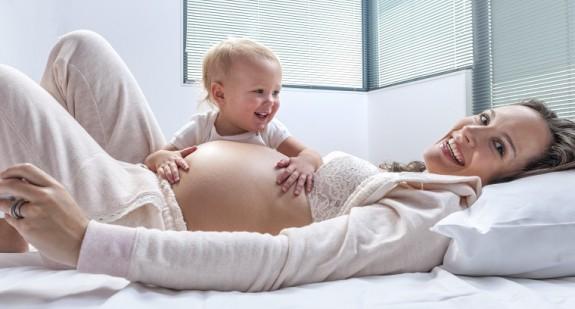 Ciąża a karmienie piersią starszego dziecka – czy to bezpieczne?