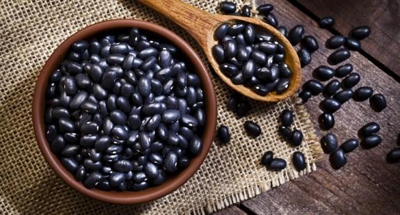 Czarna fasola - właściwości zdrowotne, wartość odżywcza, przepisy wegetariańskie na sałatkę i zupę