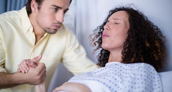 Szpitale ponownie otwierają się na porody rodzinne