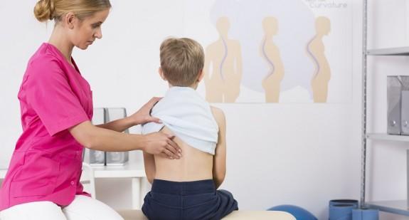 Bóle pleców u dziecka – kręgosłup i nerki jako najczęstsze przyczyny