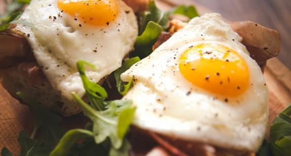 Czym i jak zastąpić jajka w diecie? Najlepsze zamienniki jajek w domowej kuchni