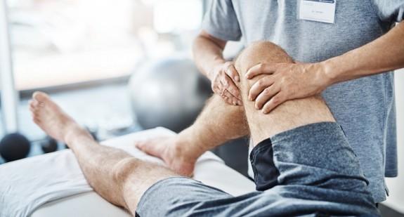 Co powoduje bóle nóg od kręgosłupa? Objawy i sposoby leczenia rwy kulszowej