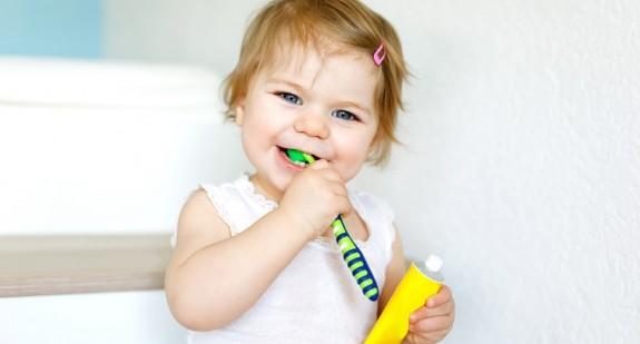 Pasta do zębów dla dzieci – na co zwrócić uwagę przy zakupie?