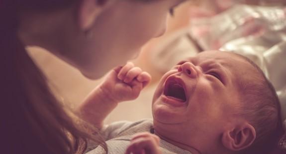Dlaczego niemowlę płacze? Jak rozpoznać przyczynę płaczu dziecka?