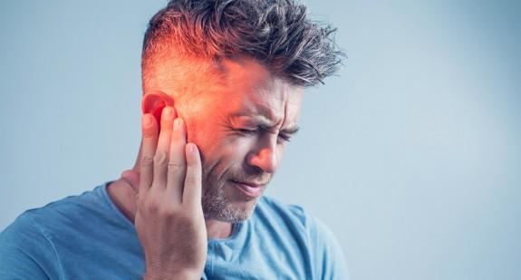 Spuchnięte ucho w środku lub na zewnątrz – skąd bierze się obrzęk ucha?