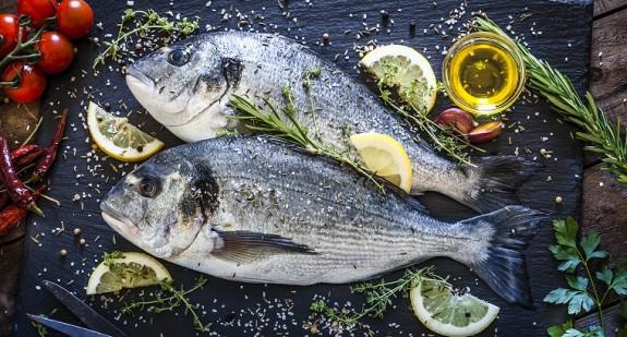 Dlaczego ryby są zdrowe i które gatunki warto włączyć do codziennego jadłospisu? 