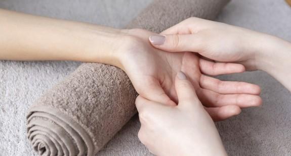 Masaż dłoni – na czym polega i jakie przynosi efekty?