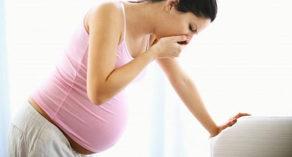 O czym świadczą wymioty przed porodem i jak sobie z nimi radzić?