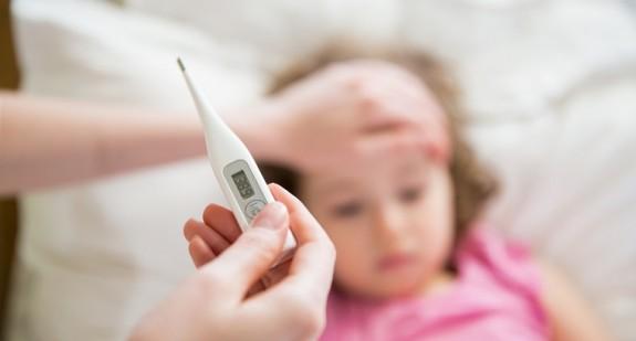 Kiedy występuje gorączka po szczepieniu i kiedy zbijać? Metody radzenia sobie z gorączką