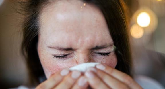 22-latka zmarła na grypę. Kobieta chciała "rozchodzić" infekcję