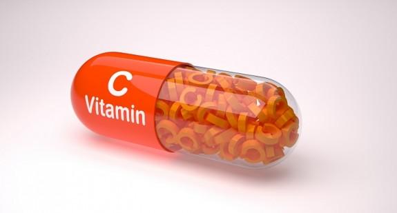Antybiotyki i witamina C – czy dochodzi do interakcji? Jak bezpiecznie łączyć antybiotyk z suplementem?