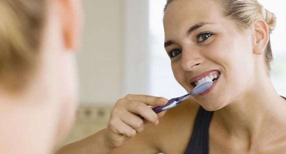 Jak dbać o zęby? Odpowiednie techniki nitkowania i mycia zębów