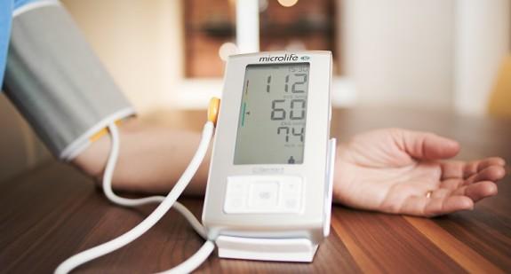 Z wysokim ciśnieniem nie ma żartów. Dlaczego tak ważne są regularne pomiary ciśnienia tętniczego krwi? 