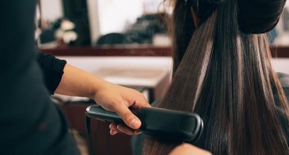 Keratynowe prostowanie włosów – na czym polega i jakie są jego efekty?