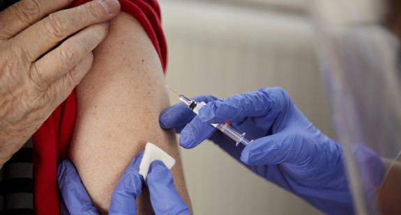 
 Nowe wytyczne ws. szczepień przeciwko COVID-19. Kto i kiedy powinien się zaszczepić? 