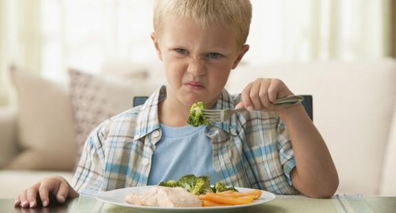 Neofobia żywieniowa u dzieci – czym jest i jak sobie z nią radzić? 