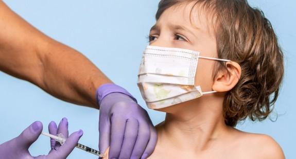 Czy w czasie pandemii szczepić dziecko przeciwko grypie? Są trzy powody, żeby to zrobić