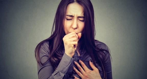 Ból płuc przy oddychaniu, połączony z kaszlem i bólem pleców – o czym może świadczyć?