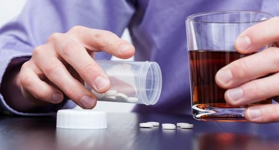 Tabletki na potencję – czy można je łączyć z alkoholem? Na jakie skutki uboczne uważać?