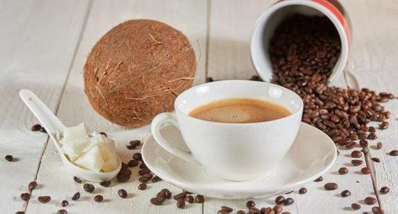 Kawa z olejem kokosowym – napój o właściwościach odchudzających. Jakie ma inne pozytywne działanie?