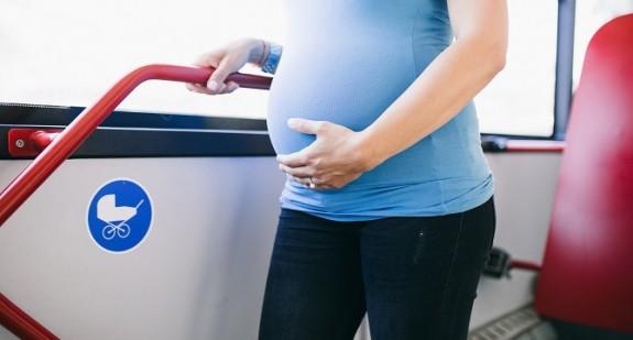 Ustępujesz miejsca kobietom w ciąży? Zobacz jak zachowują się Polacy - eksperyment znanego Youtubera 