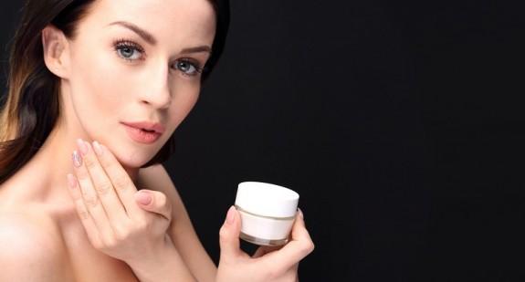 Sucha skóra twarzy i innych części ciała – nawilżanie i domowe sposoby