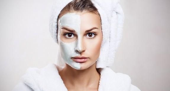 Oczyszczanie twarzy w salonie kosmetycznym i w domu – sposoby na nieskazitelną cerę