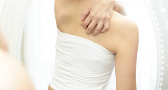 Pryszcze na plecach – jak się ich pozbyć? Przyczyny i leczenie