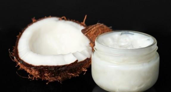 Masło kokosowe a olej kokosowy – czy istnieją różnice? Właściwości i zastosowanie tłuszczu kokosowego.