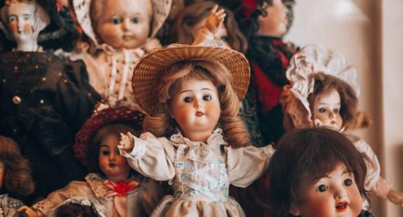 Czym jest pediofobia? Jak objawia się i leczy lęk przed lalkami?