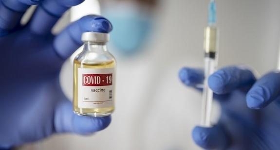 Szczepionki przeciwko COVID-19. Jak działają i czym się od siebie różnią? 
