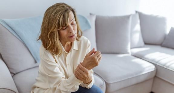 Reumatyzm – powszechne objawy choroby. Jak je rozpoznać?