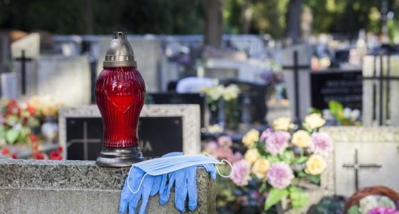 Koronawirus w Polsce. Rząd zdecydował o zamknięciu cmentarzy. Apel do seniorów o pozostanie w domach