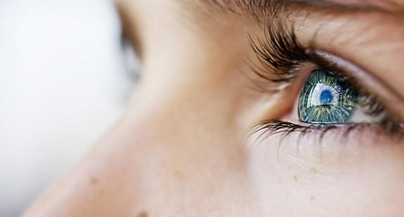 Nadmierne łzawienie oczu - przyczyny, leczenie i profilaktyka. O czym mogą świadczyć łzawiące oczy?
