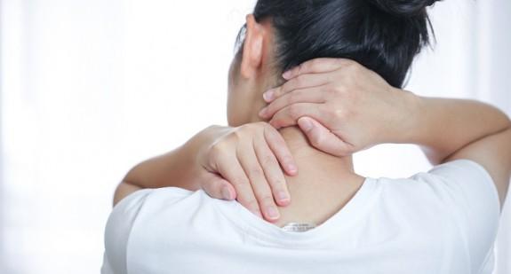Ból pleców pod łopatkami – prawą lub lewą. Jakie są przyczyny?