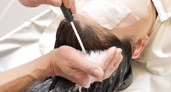 Nafta kosmetyczna na włosy i twarz – zastosowanie, efekty, przepis na domową maseczkę do włosów