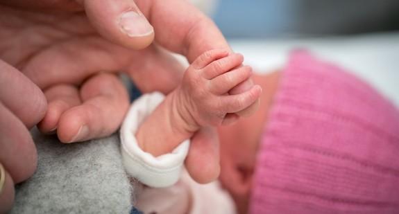 Co dziesiąte dziecko rodzi się za wcześnie. Jakie są główne przyczyny i objawy porodu przedwczesnego?