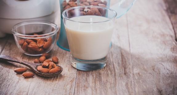Mleko migdałowe – kalorie, właściwości, skład. Jak zrobić mleko migdałowe?