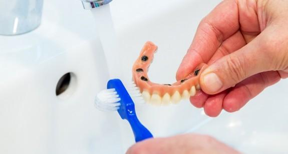 Protezy zębowe – rodzaje. Jak czyścić protezy zębowe?