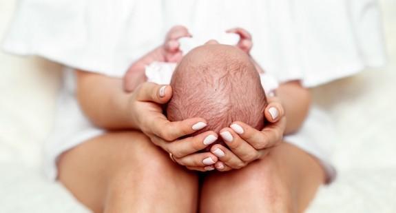 Ciemieniucha u noworodków i niemowląt. Jak się jej pozbyć?