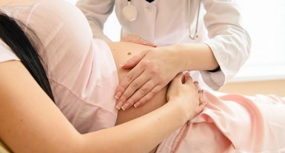 Rzucawka w ciąży – co to jest? Objawy, leczenie