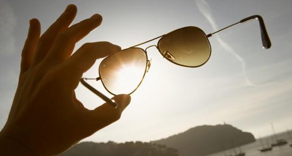 Okulary przeciwsłoneczne. Jakie wybrać, by chroniły nasze oczy?