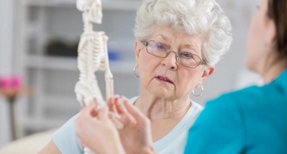 Jak leczyć osteoporozę? Postępowanie farmakologiczne i niefarmakologiczne