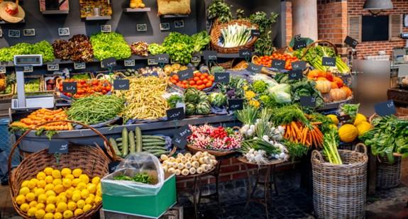 Owoce i warzywa, które kumulują najwięcej i najmniej pestycydów [Lista produktów]