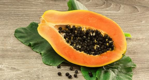 Papaja – egzotyczny owoc o licznych właściwościach odżywczych i leczniczych. Kaloryczność owocu. Jak jeść papaję i kto powinien jej unikać?
