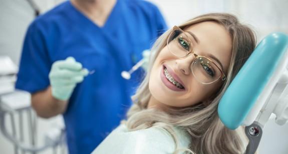 Aparat kosmetyczny – co wziąć pod uwagę u ortodonty?
