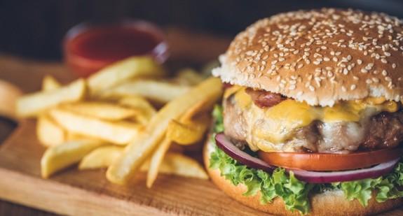Fast food to żywność, która szczególnie szkodzi zdrowiu. Sprawdź, co się dzieje z twoim ciałem, kiedy jesz „śmieciowe jedzenie”