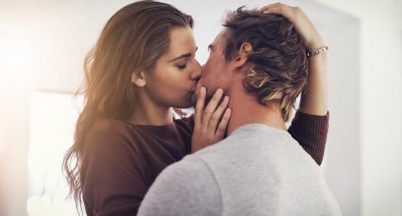 Co warto wiedzieć na temat całowania się z języczkiem? Kilka rad nie tylko dla początkujących