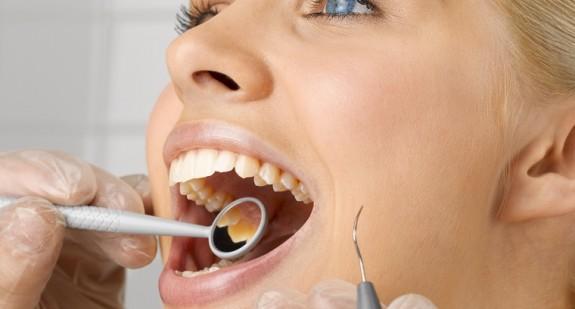 Polacy nie dbają o swoje zęby. Tylko 1 proc. nie ma próchnicy i chorób przyzębia! 